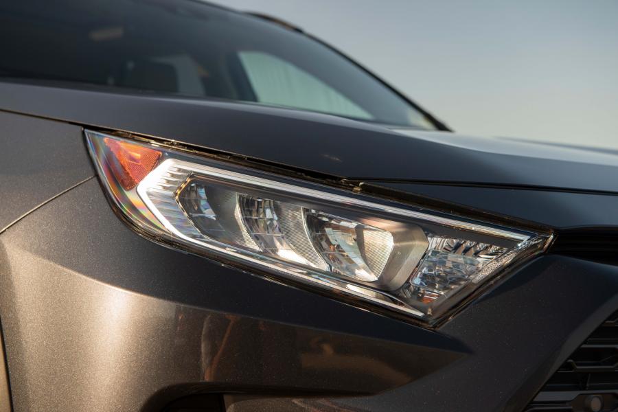 Детали экстерьера Toyota RAV4 Limited 2018 года  (NA) (фото 31 из 44)